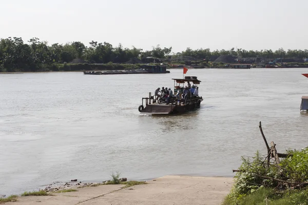 Hai Duong, Vietnam, 30 juli: Ferry op de rivier op juli, 30, 201 — Stockfoto