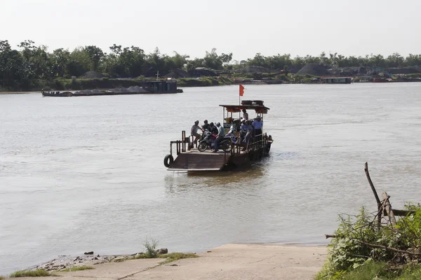 HAI DUONG, VIETNAM, 30 JUILLET : Ferry sur la rivière le 30 juillet 201 — Photo