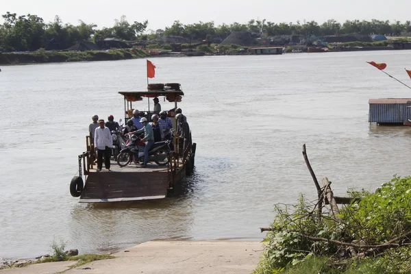 Hai Duong, Vietnam, 30 Temmuz: 30 Temmuz 201 nehirde feribotla — Stok fotoğraf