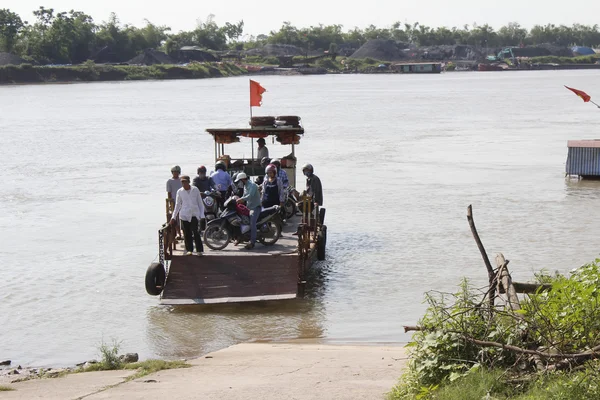 Hai Duong, Vietnam, 30 Temmuz: 30 Temmuz 201 nehirde feribotla — Stok fotoğraf