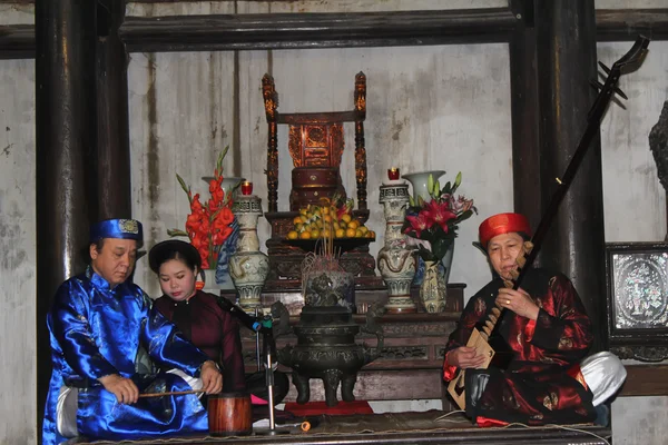 HAI DUONG, VIETNAM, 28 de marzo: artistas populares cantan canciones folclóricas en Imagen de stock