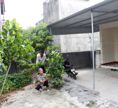 kadın ve çiftlikte çalışan adam 