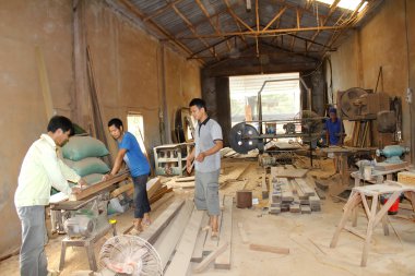 doğrama atölyesinde çalışan marangoz