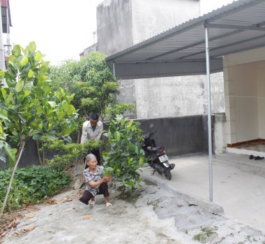 kadın ve çiftlikte çalışan adam 