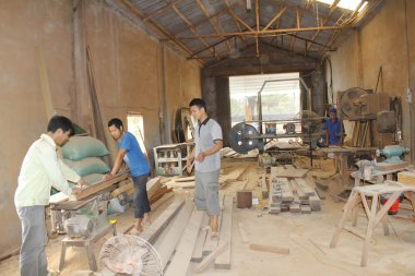 doğrama atölyesinde çalışan marangoz