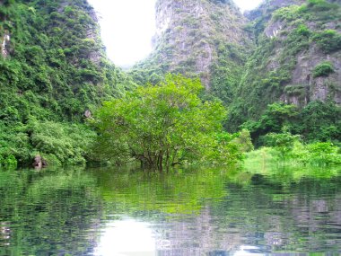 Dağlı ve nehirli manzara, Trang An, Ninh Binh, Vietnam 