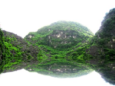 Dağlı ve nehirli manzara, Trang An, Ninh Binh, Vietnam 