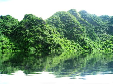 Dağlı ve nehirli manzara, Trang An, Ninh Binh, Vietnam 