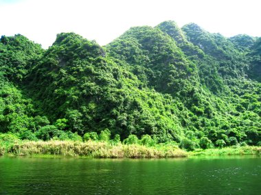 Dağlı ve nehirli manzara, Trang An, Ninh Binh, Vietnam 