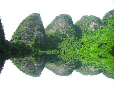 Dağlı ve nehirli manzara, Trang An, Ninh Binh, Vietnam 