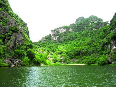 Dağlı ve nehirli manzara, Trang An, Ninh Binh, Vietnam 