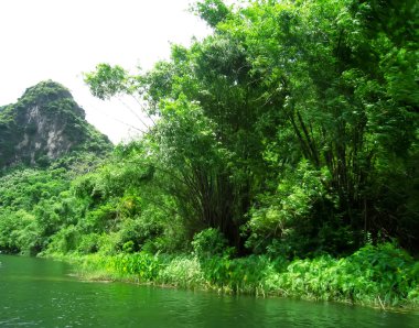 Dağlı ve nehirli manzara, Trang An, Ninh Binh, Vietnam 