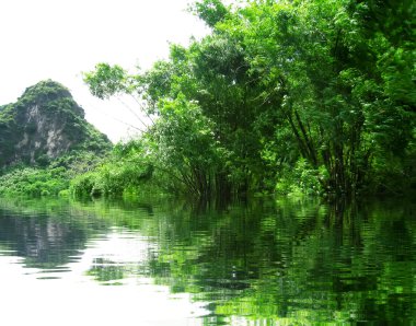 Dağlı ve nehirli manzara, Trang An, Ninh Binh, Vietnam 