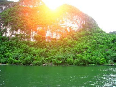 Dağlı ve nehirli manzara, Trang An, Ninh Binh, Vietnam 