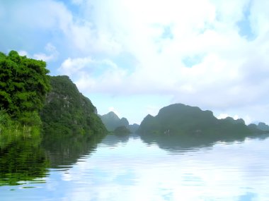 Dağlı ve nehirli manzara, Trang An, Ninh Binh, Vietnam 