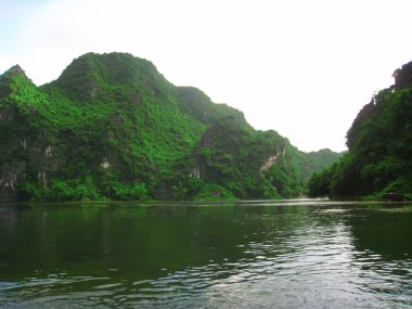 Dağlı ve nehirli manzara, Trang An, Ninh Binh, Vietnam 