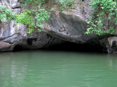 Dağlı ve nehirli manzara, Trang An, Ninh Binh, Vietnam 