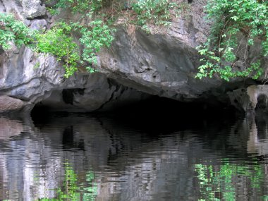 Dağlı ve nehirli manzara, Trang An, Ninh Binh, Vietnam 