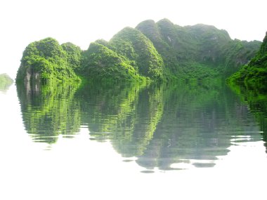 Dağlı ve nehirli manzara, Trang An, Ninh Binh, Vietnam 