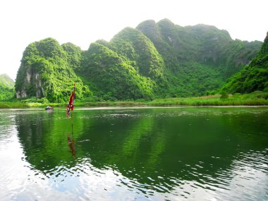 Dağlı ve nehirli manzara, Trang An, Ninh Binh, Vietnam 