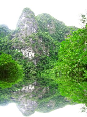 Dağlı ve nehirli manzara, Trang An, Ninh Binh, Vietnam 