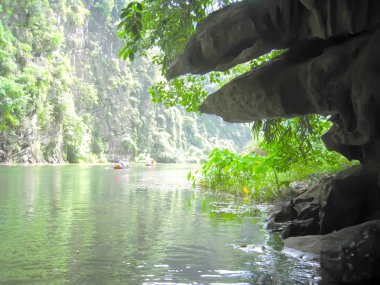 Dağlı ve nehirli manzara, Trang An, Ninh Binh, Vietnam 