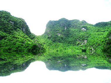 Dağlı ve nehirli manzara, Trang An, Ninh Binh, Vietnam 