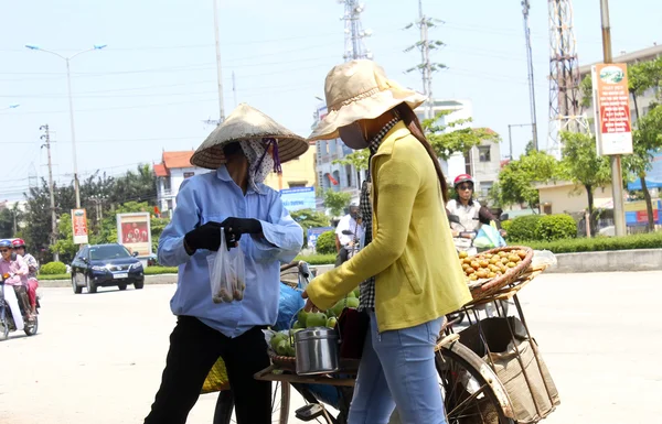 Mujer comprando fruta —  Fotos de Stock