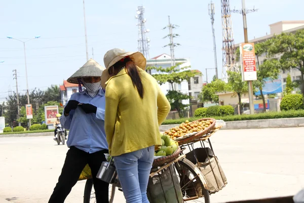 Donna che compra frutta — Foto Stock