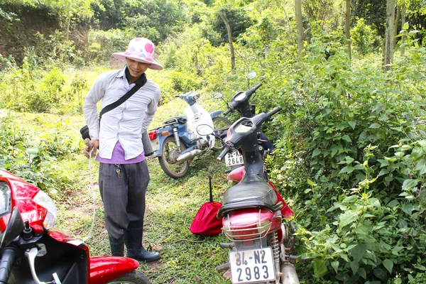 இளம் பையன் காடுகளில் பறவைகளை பிடித்துக் கொண்டிருக்கிறான் — ஸ்டாக் புகைப்படம்