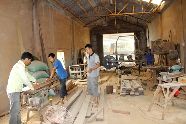 Carpintero trabajando en el taller de carpintería — Foto de Stock