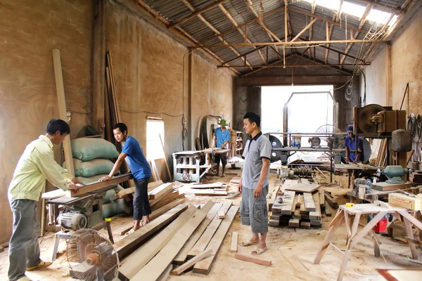 doğrama atölyesinde çalışan marangoz