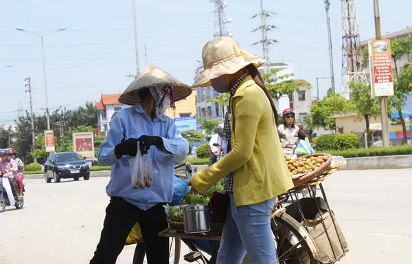 Mulher comprando frutas — Fotografia de Stock