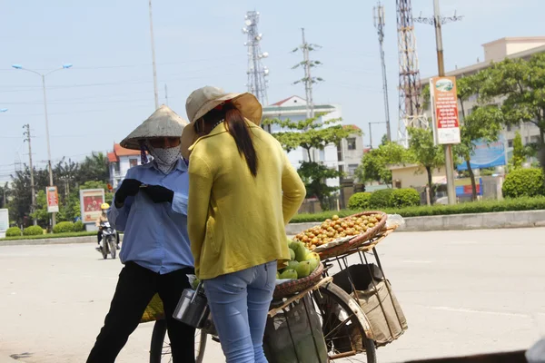 Mujer comprando fruta — Foto de Stock
