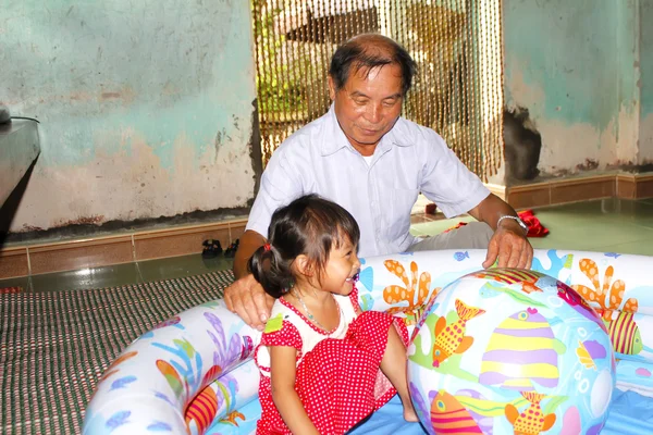 Hombre viejo jugando con la nieta —  Fotos de Stock