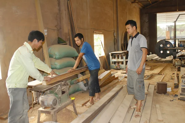 Carpintero trabajando en el taller de carpintería — Foto de Stock