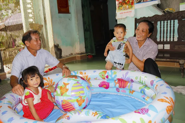 Abuelos jugando con nietos —  Fotos de Stock