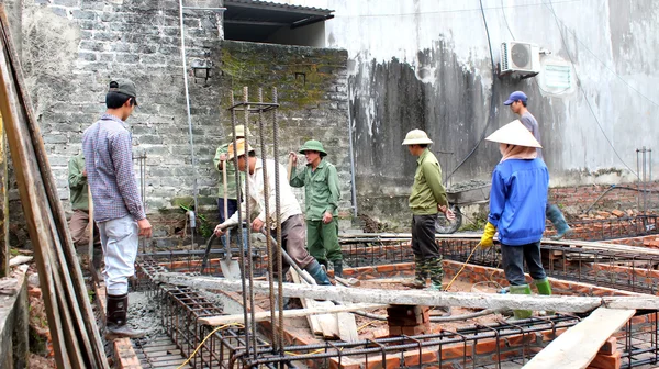 Construction worker mixing concrete — Stock Photo, Image