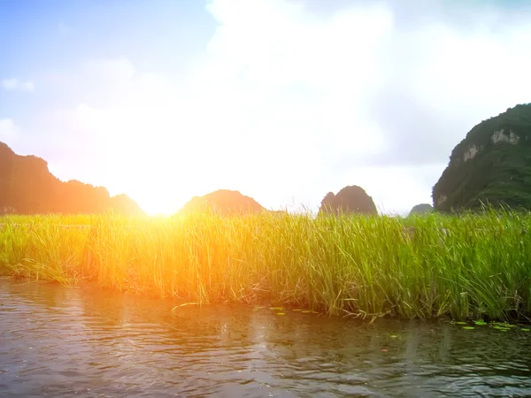 Paisaje con montaña y río, Trang An, Ninh Binh, Vietnam — Foto de Stock