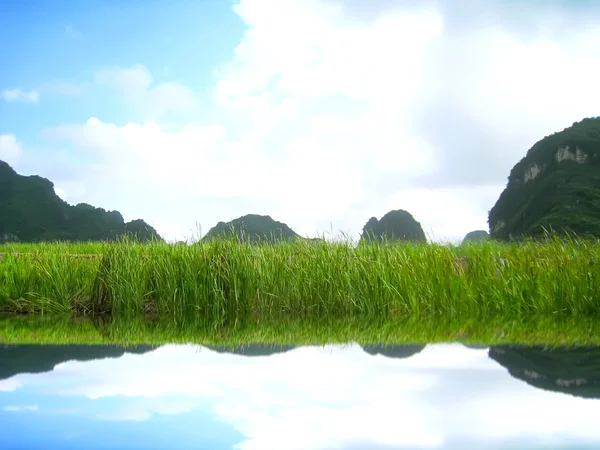 Paisagem com moutain e rio, Trang An, Ninh Binh, Vietnã — Fotografia de Stock