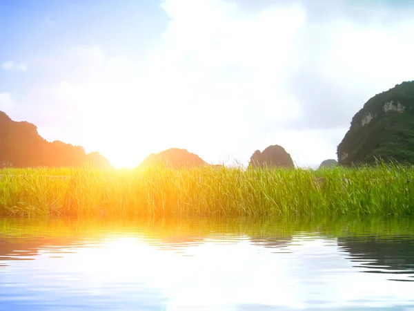 Krajina s horami a řekami, Trang An, Ninh Binh, Vietnam — Stock fotografie