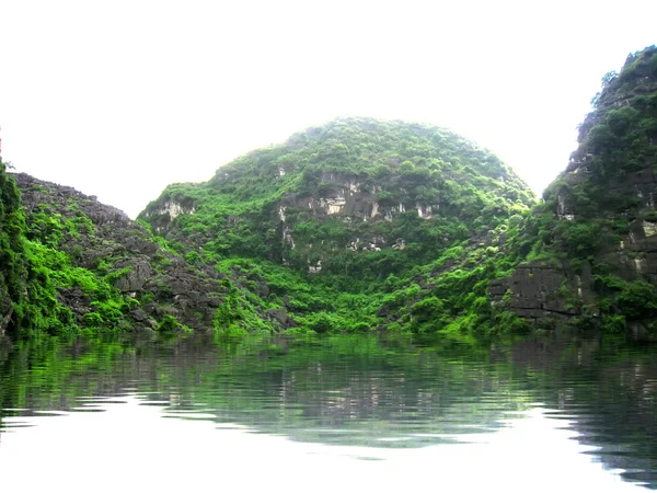 Landscape with moutain and river, Trang An, Ninh Binh, Vietnam — Stock Photo, Image