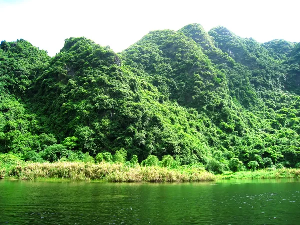 Paisagem com moutain e rio, Trang An, Ninh Binh, Vietnã — Fotografia de Stock