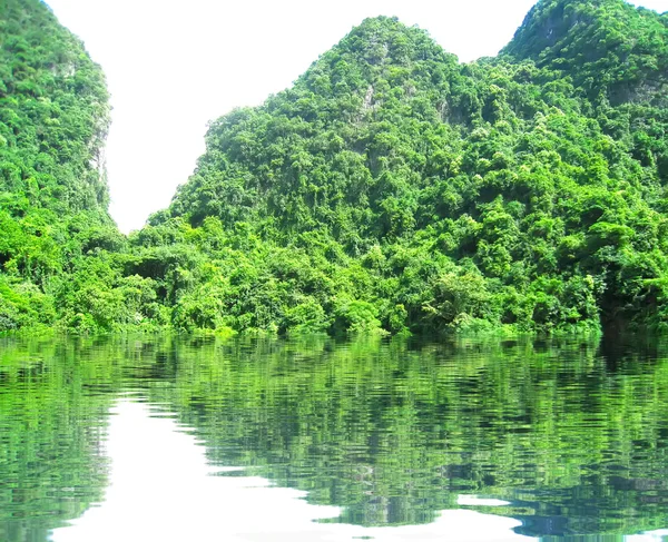 Touristes non identifiés à Trang An — Photo