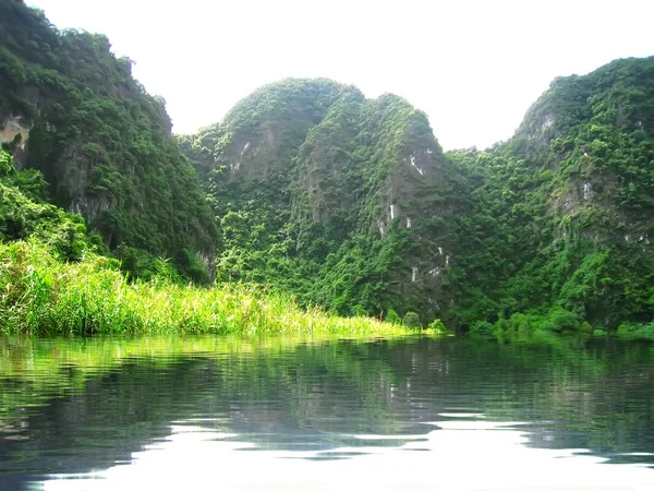 Dağlı ve nehirli manzara, Trang An, Ninh Binh, Vietnam 