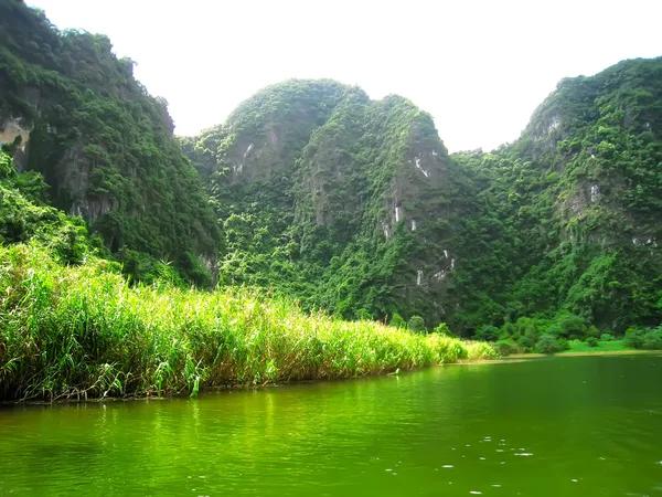 Krajobraz z górą i rzeką, Trang An, Ninh Binh, Wietnam — Zdjęcie stockowe