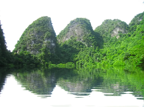 Krajobraz z górą i rzeką, Trang An, Ninh Binh, Wietnam — Zdjęcie stockowe