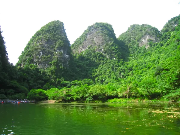 Krajobraz z górą i rzeką, Trang An, Ninh Binh, Wietnam — Zdjęcie stockowe