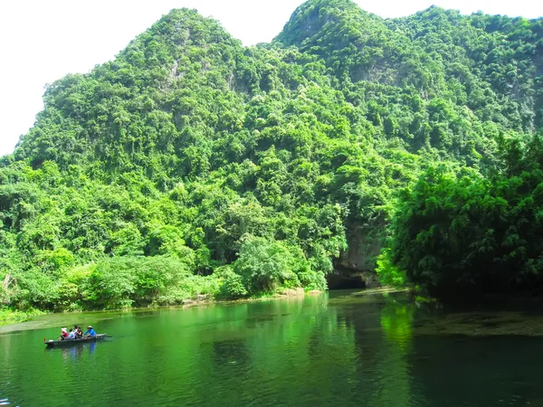 Turistas no identificados en Trang An —  Fotos de Stock