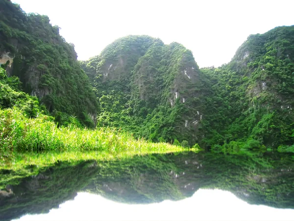 Krajobraz z górą i rzeką, Trang An, Ninh Binh, Wietnam — Zdjęcie stockowe